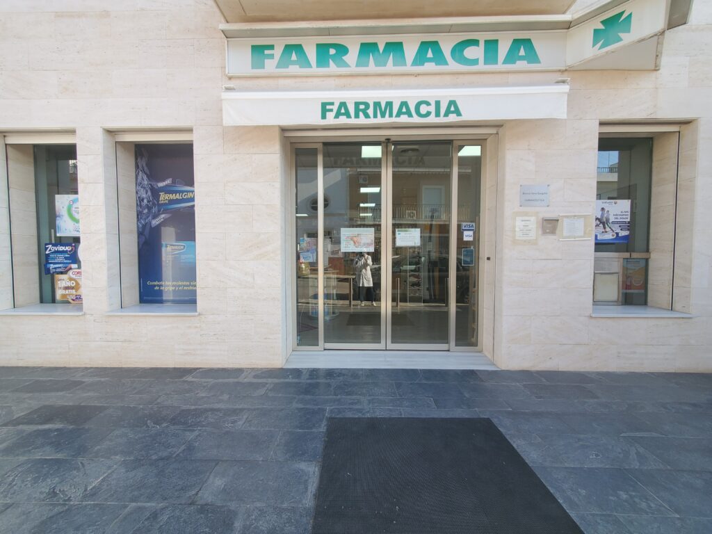 fachada de la farmacia blanca vera en sevilla