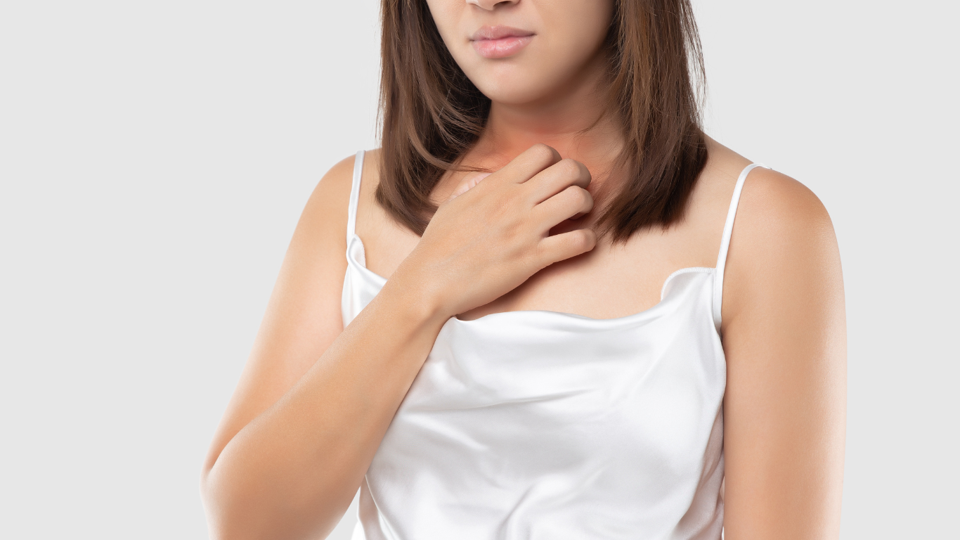 mujer rascándose el cuello