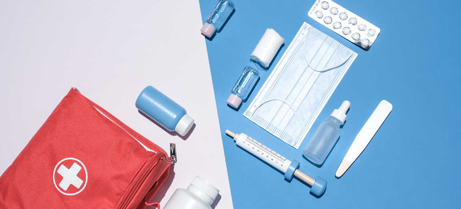 botiquin rojo junto a material del botiquin