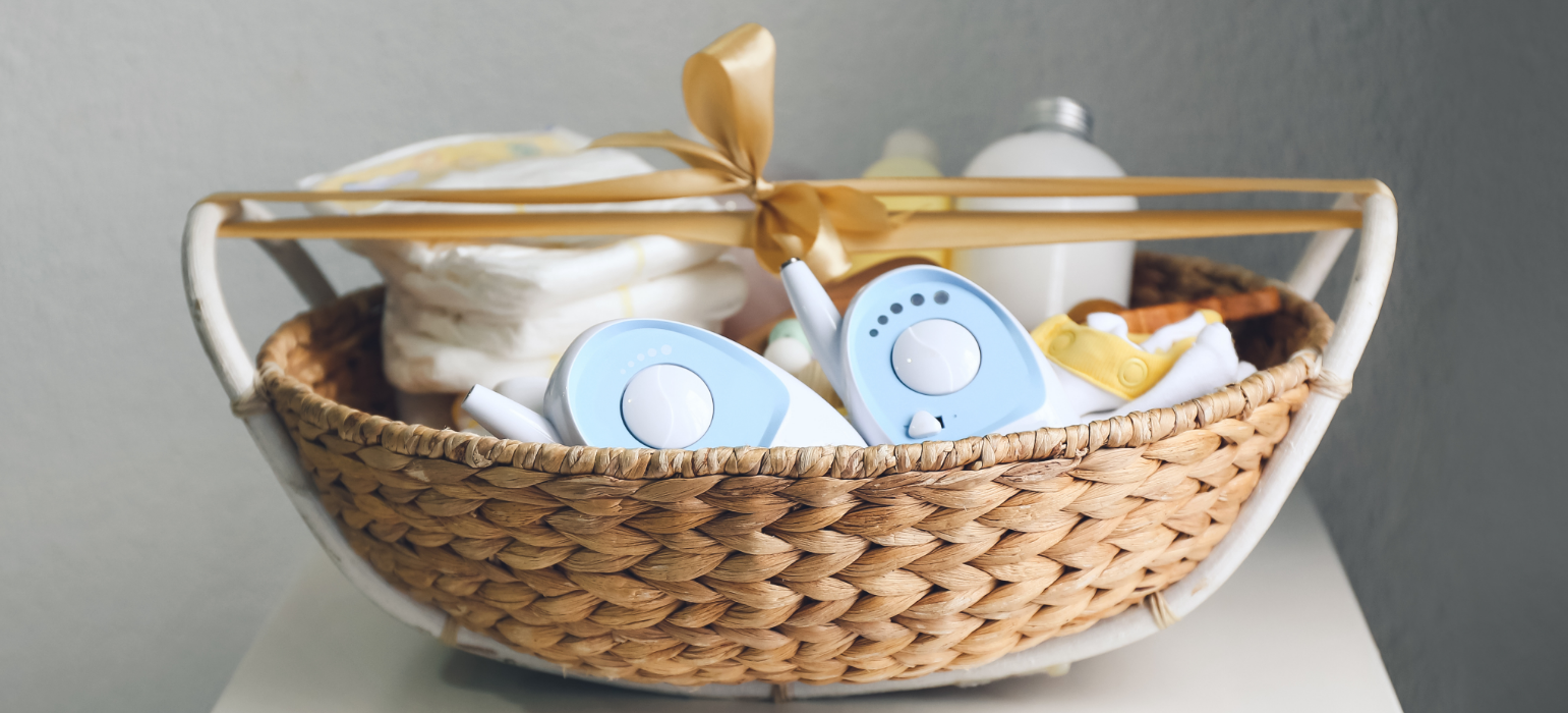 cesta de mimbre con productos para bebé